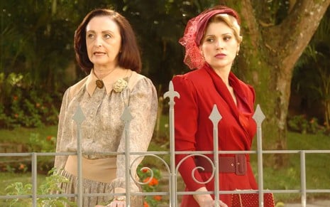 Débora (Ana Lucia Torre) e Cristina (Flávia Alessandra) com expressões sérias em cena da novela Alma Gêmea