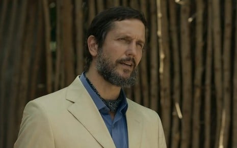O ator Vladimir Brichta usa terno claro e está em cena como Egíidio na novela Renascer, da Globo