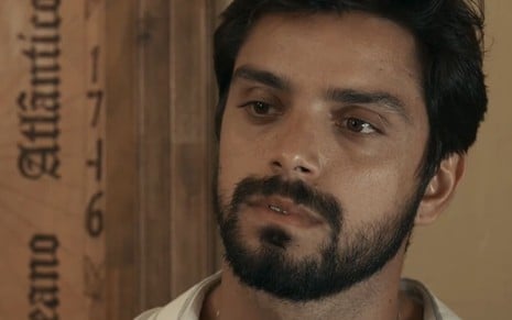 O ator Rodrigo Simas está em close em cena da novela Renascer como José Venâncio