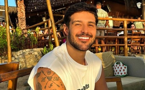 Rodrigo Mussi sorri e está iluminado pela luz solar em foto publicada no Instagram