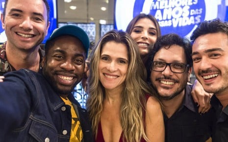 Ingrid Guimaraães entre seus colegas do programa Os Melhores Anos das Nossas Vidas, da Globo - Divulgação/Globo