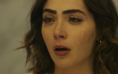 Jade Picon chora como Chiara em cena de Travessia