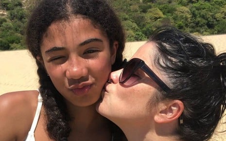 Samara Felippo dá um beijo na bochecha de Alícia