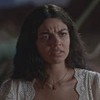 A atriz Larissa Bocchino em cena de No Rancho Fundo, à noite, com expressão indignada
