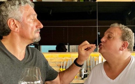 O chef francês Emmanuel Bassoleil dá trufa na boca de Erick Jacquin: amigos e rivais - Fotos: Reprodução/Instagram